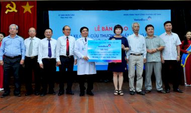 VietinBank trao xe ô tô cứu thương cho Bệnh viện Ung bướu TP.HCM