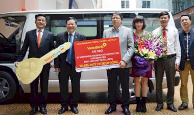 Trao tặng xe cứu thương cho Bệnh viện Răng Hàm Mặt