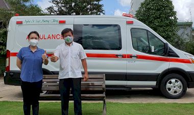 Việt Hương xúc động giao xe cứu thương 2,5 tỷ đồng cho ông Đoàn Ngọc Hải