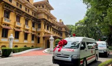 Đại sứ quán Oman tặng Hội chữ thập đỏ Việt Nam xe cứu thương Toyota Hiace